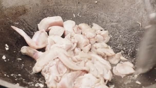 Обсмажування м'яса в чавуні — стокове відео