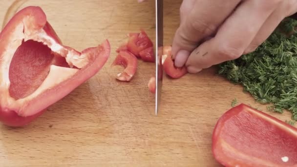 Slicing sweet bell pepper — Stock Video