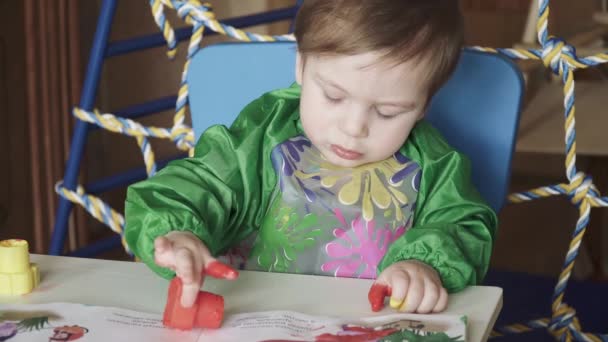 Menino na mesa desenha — Vídeo de Stock