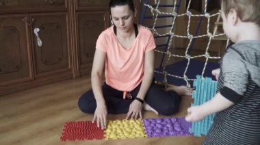 Ayak masajı paspası yerde.