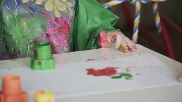 Мальчик за столом рисует — стоковое видео