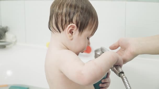 Bébé garçon dans la salle de bain pour — Video