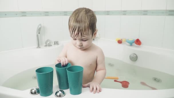 Хлопчик у ванній п'є — стокове відео