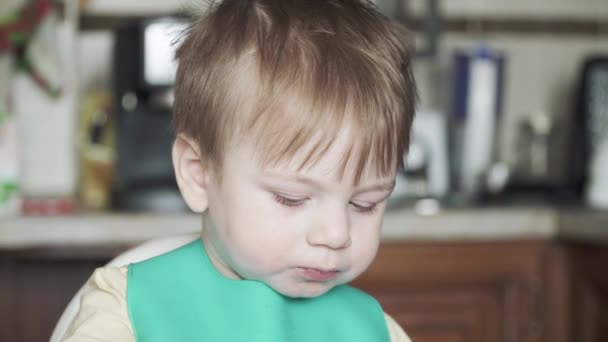 Хлопчик їсть варену ковбасу — стокове відео