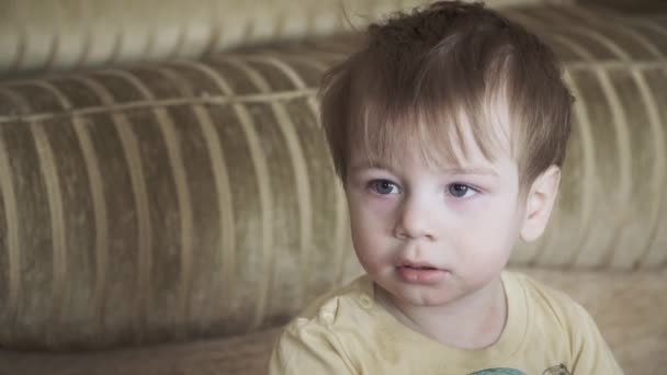 Niño alérgico en el sofá — Vídeos de Stock