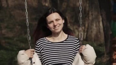 Çocuk sokakta yürüyor.