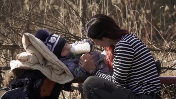 Mãe alimenta o bebê na rua — Vídeo de Stock