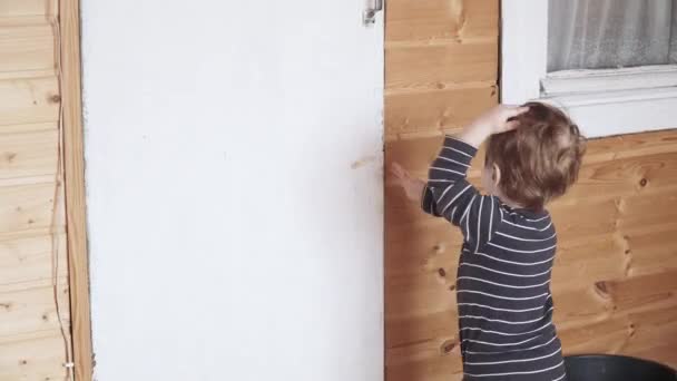 Boy closes a wooden door — Stock Video