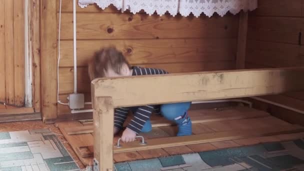 Boy closes a wooden door — Stock Video