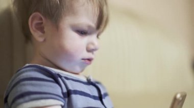 Sümükle oynayan çocuk