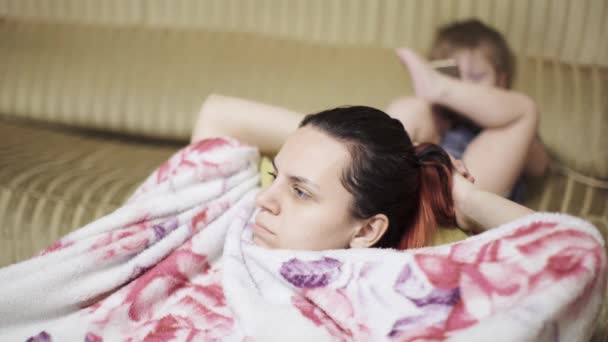 Mamma guarda la TV a casa — Video Stock