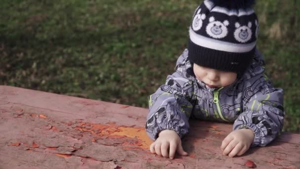 Chłopiec obiera starą farbę — Wideo stockowe