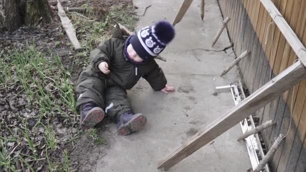 Kleine jongen in het huisje — Stockvideo