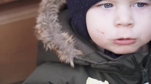 Το αγόρι με τη φόρμα τρώει πατατάκια — Αρχείο Βίντεο