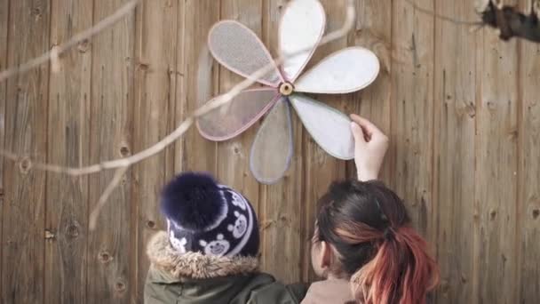 Giradiscos gira niño en la pared — Vídeo de stock