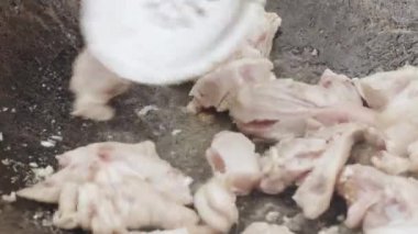 Dökme demirde kızarmış et.