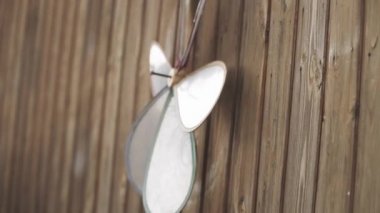 Ahşap bir duvarda çocuklar için fırıldak