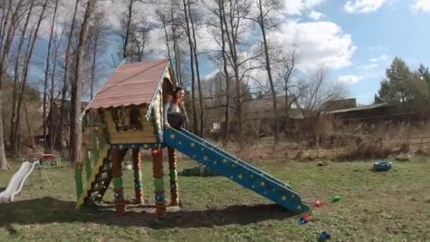 Fille chevauche sur une colline — Video