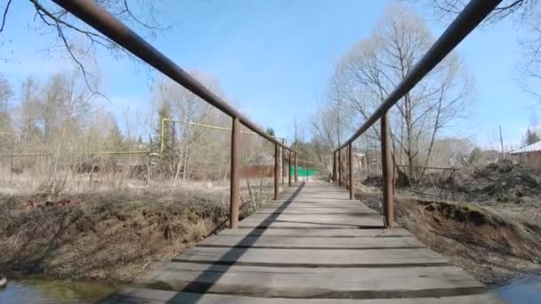 Holzbrücke mit Metallgeländer — Stockvideo