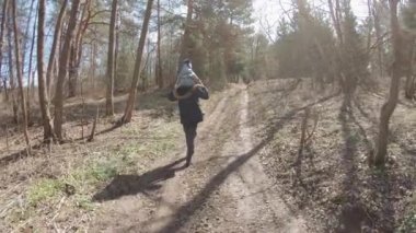 Bebek babasının omuzlarında.