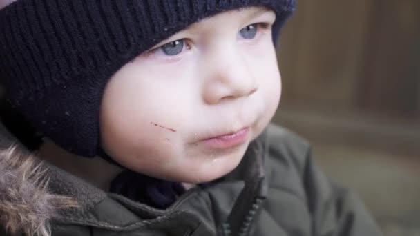 Niño en overoles come papas fritas — Vídeos de Stock