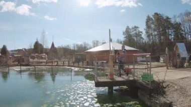 Annenin omuzlarında bir çocuk dönüyor.