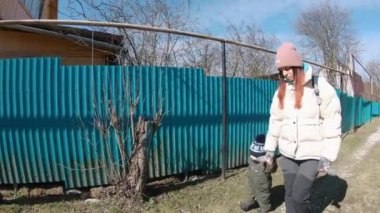 Sokakta çocuklu bir anne