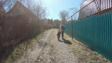 Sokakta çocuklu bir anne