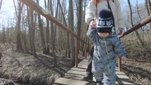 Mãe e filho vão para uma ponte — Vídeo de Stock