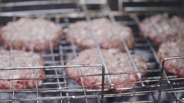 Hamburger köftesi pişti. — Stok video