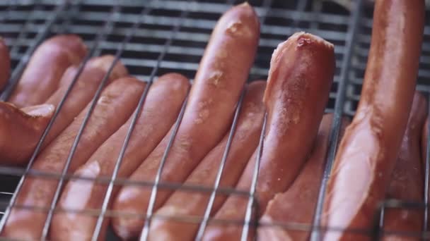 Cuisson des saucisses sur le feu — Video