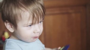 Çocuk salatalık yiyor.