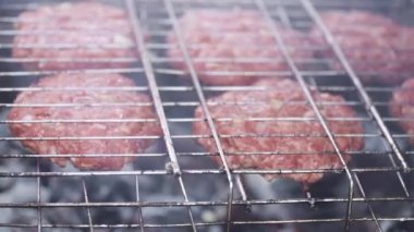 Hamburger köftesi pişti.