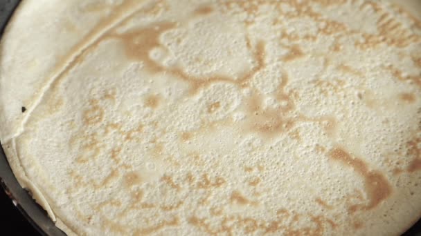 Cooking flour pancakes — Stock Video