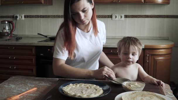 Annesi olan çocuk pasta yapıyor. — Stok video