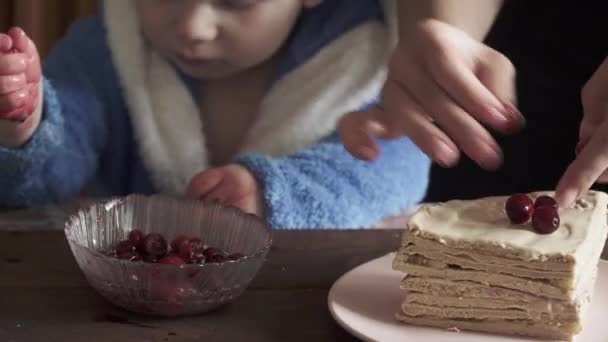 Торт с ягодами вишни — стоковое видео