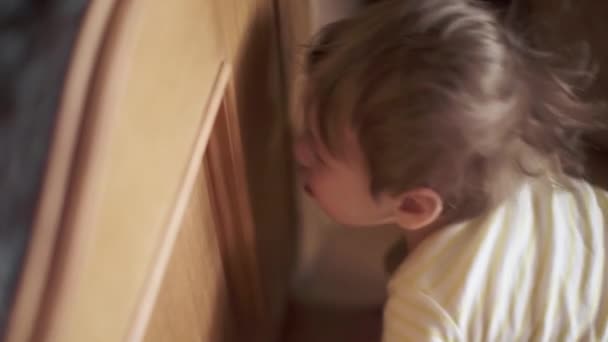 Мальчик плачет у двери — стоковое видео