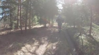 Bebek babasının omuzlarında.