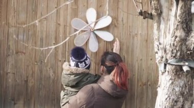 Turntable duvardaki çocuğu döndürür