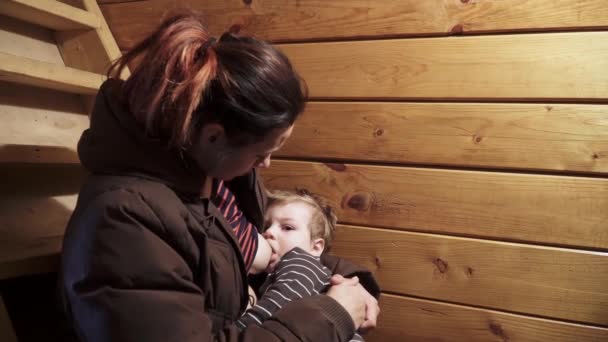 Mam geeft borstvoeding aan een baby jongen — Stockvideo