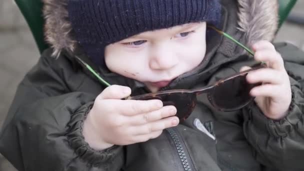 Menino é jogado com óculos grandes — Vídeo de Stock