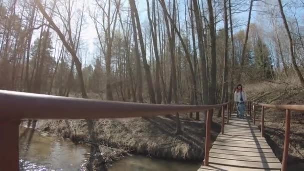 Maman et son fils vont sur un pont — Video