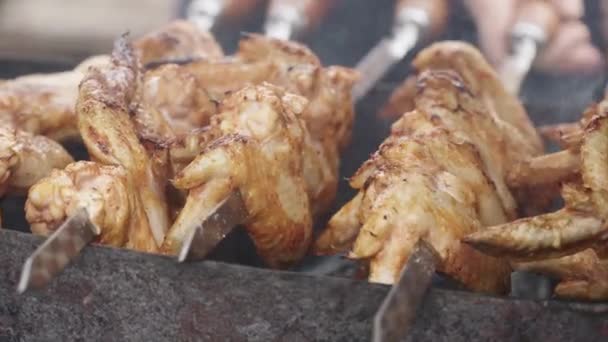 Csirke szárny főzés — Stock videók