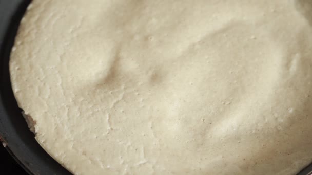 Voltear tortitas de harina — Vídeo de stock