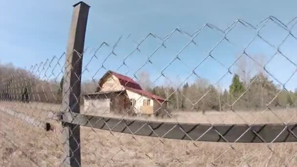 Casa de madera en el bosque — Vídeo de stock