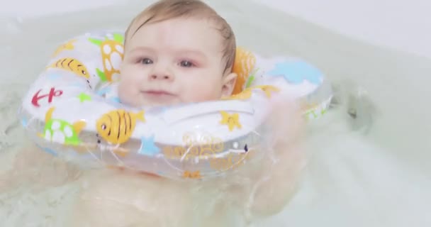 Дитина плаває у ванній кімнаті — стокове відео