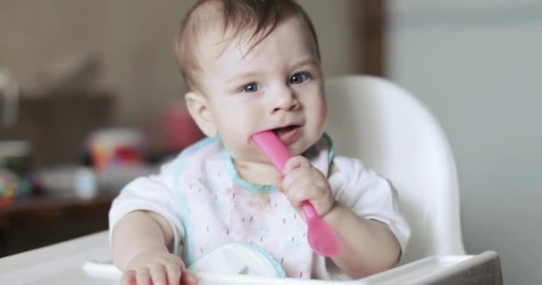 Bebé comiendo puré de grosella — Vídeos de Stock