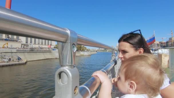 Mãe com uma criança em um barco de prazer — Vídeo de Stock