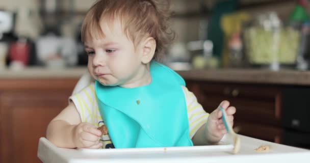 Spädbarn pojke matas soppa med en sked — Stockvideo