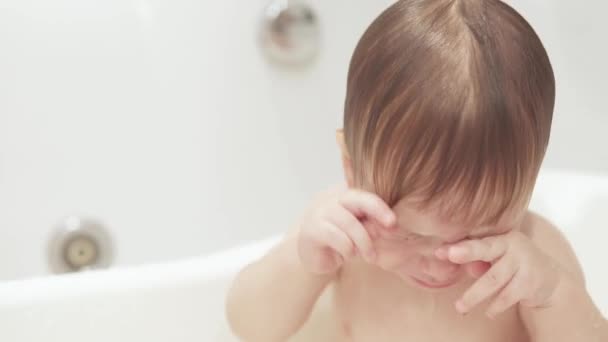 Niño infante rociado con agua — Vídeos de Stock